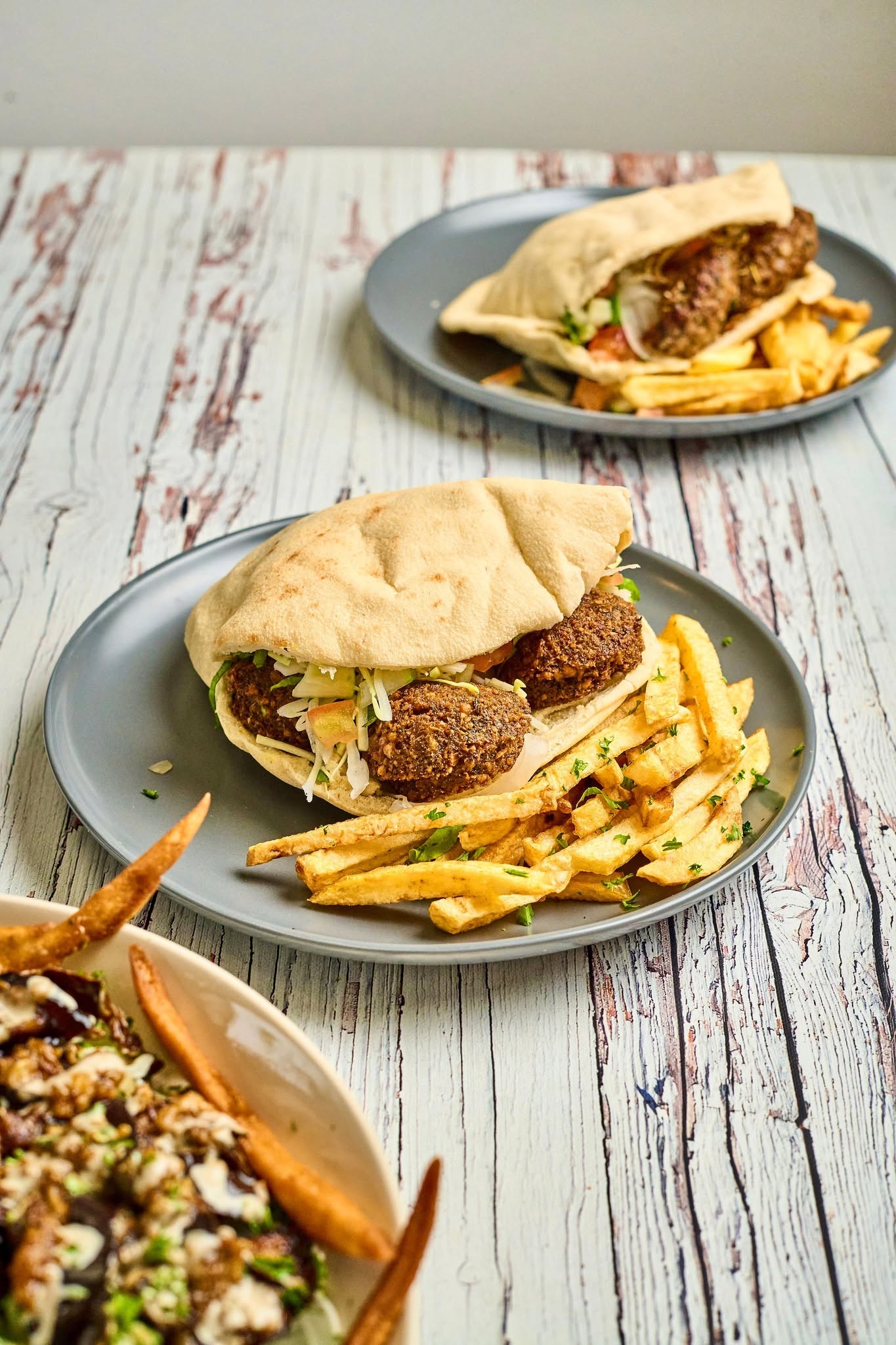 Pita de Falafel Uvita con falafel crujiente, ensalada fresca y papas fritas